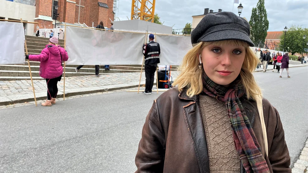 Ebba Liwendahl stannade på sin väg förbi och försökte argumentera med demonstranterna. "De tror sig ha rätt att bestämma över kvinnors kroppar. Det är sorgligt", säger hon. 