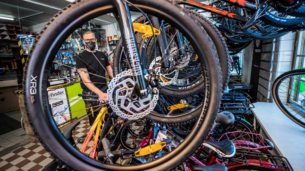 "Har jag cyklar hemma så är det fel storlek eller något annat som ställer till det. Vi väntar på en cykel som har blivit framskjuten till 2022 och då beställde jag den i juli förra året", säger David Ahlström på Leffes cykel.