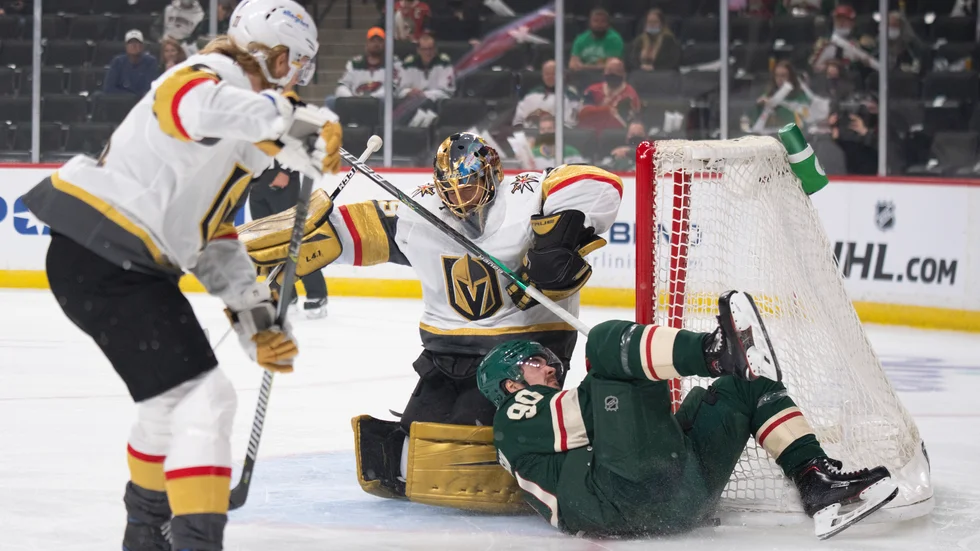 Minnesotas Marcus Johansson kraschade in i målburen och bröt armen i torsdagens tredje åttondelsmatch mot Vegas.