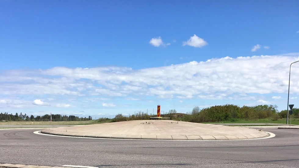 Just nu är det tomt i rondellen i Hackefors.