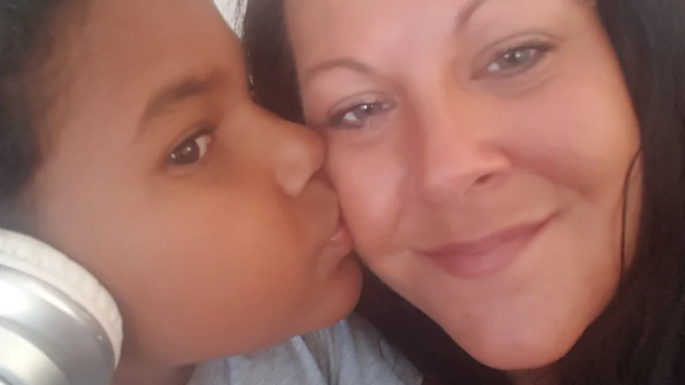 Aliou tillsammans med mamma Annamaria Olsson.