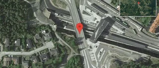 Trafikolycka på väg 976 - helt stopp i ett körfält