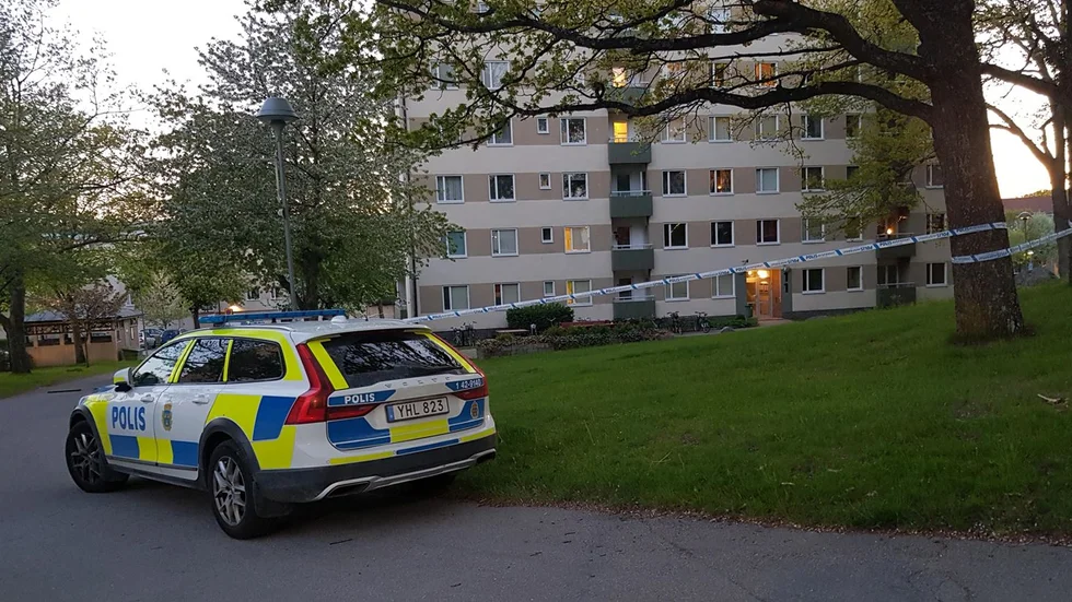Polisen spärrade av ett stort område efter mordet i Berga