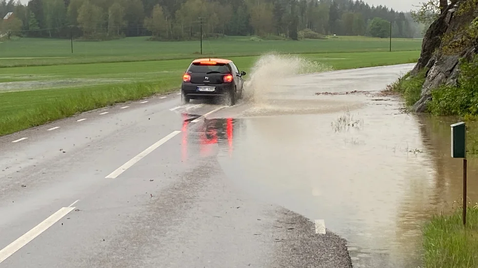 På onsdagens morgon hade bland annat väg 210 mot S:t Anna blivit översvämmad efter regnet.