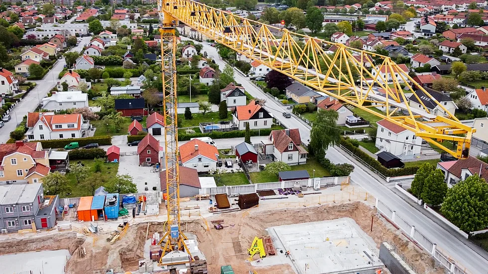 Bostadspriserna kan komma att gå ner ungefär 10 procent på grund av höjda räntor, tror Swedbanks privatekonom Arturo Arques. På Gotland blir det fortfarande dyrare än i riket att bo.