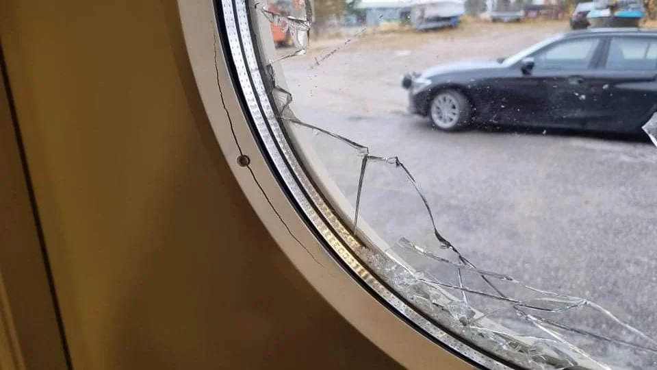 Fönstret på dörren in till kontorsdelen av fastigheten har krossats.