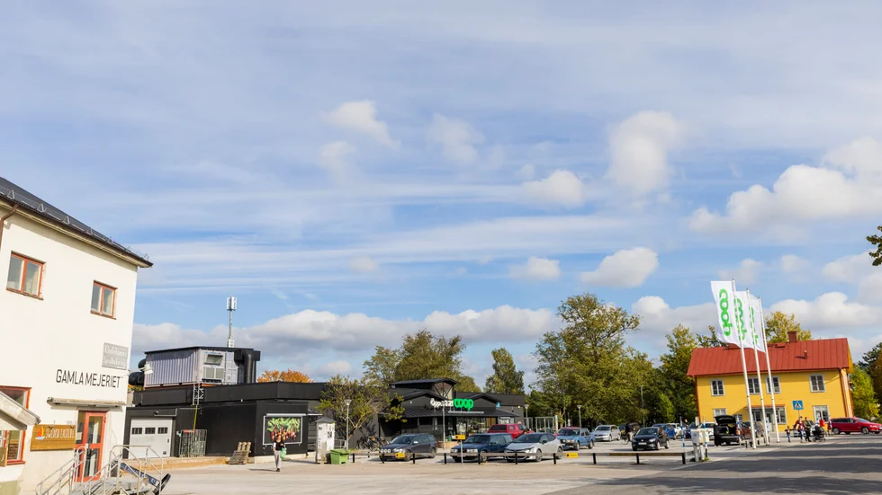 Stationshuset i Klintehamn till höger i bild ligger mitt i smeten av det lapptäcke av detaljplaner som utgör Klintehamn centrum. Nu återtar regionen ägandet.