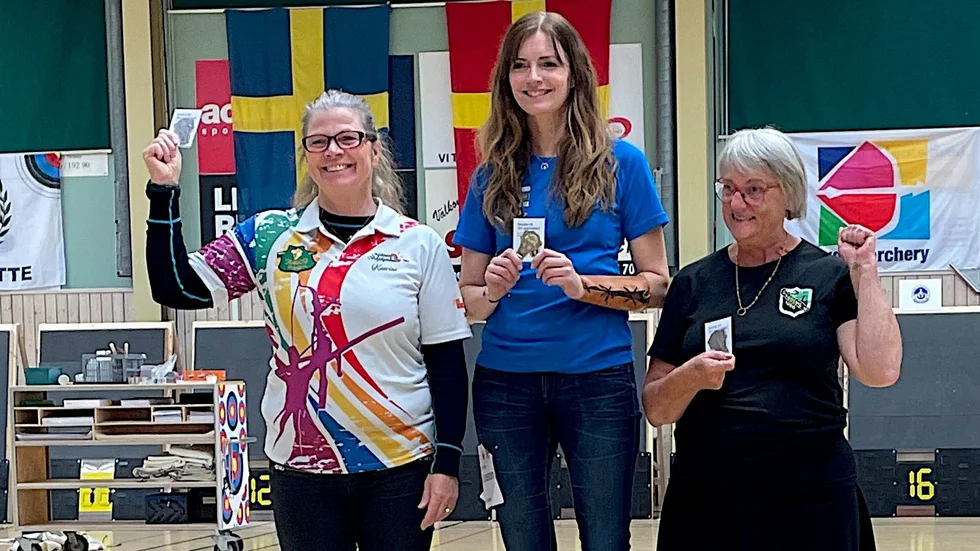 Karin Belinki-Jonsson, i mitten, Luleå Bågskytteklubb, tog guld på SM.