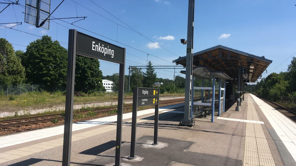 Fripassageraren klev av i Enköping efter att ha nypt konduktören i ena bröstet.
