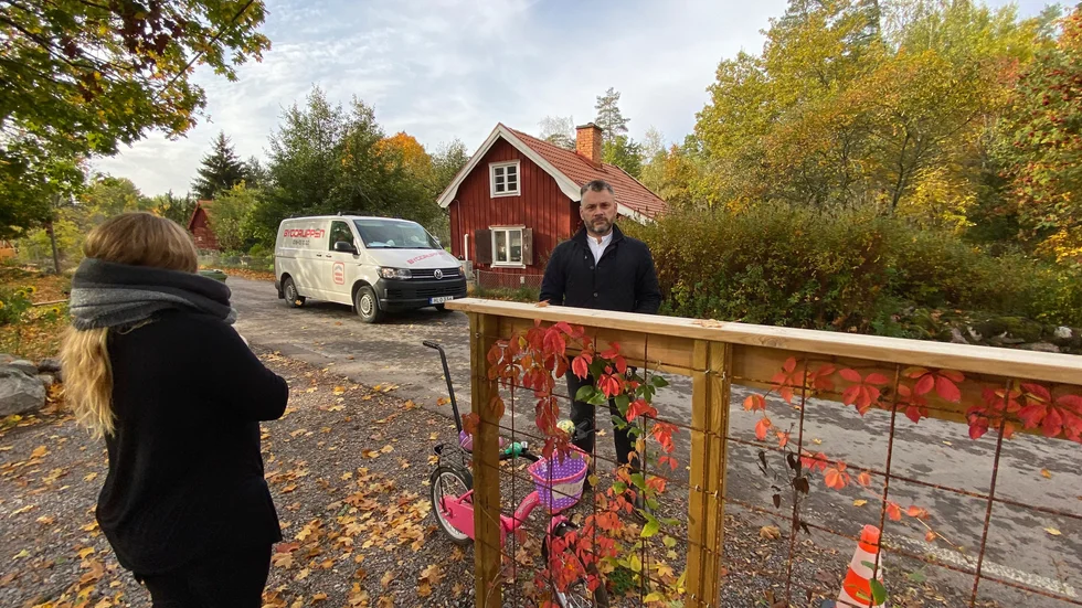 Frågan om sänkt hastighet från 70 till 40 km/h på väg 962 i trakten mellan Sundbyholm och Björsund ska avgöras av Länsstyrelsen. "Det går alldeles för fort här", säger Mikael Lindberg och Åsa Svanholm. 