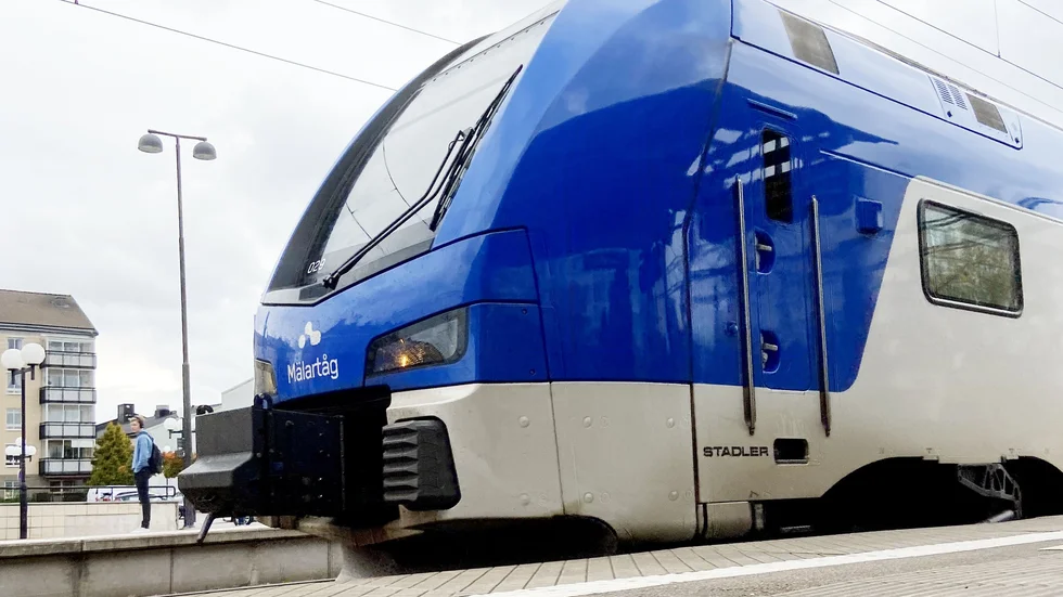 Hans Anderson undrar hur det kan komma sig att en resan för pensionärer kostar cirka 14 kronor per mil med Mälartåg medan en resa med SL kostar drygt 2 kronor per mil. 