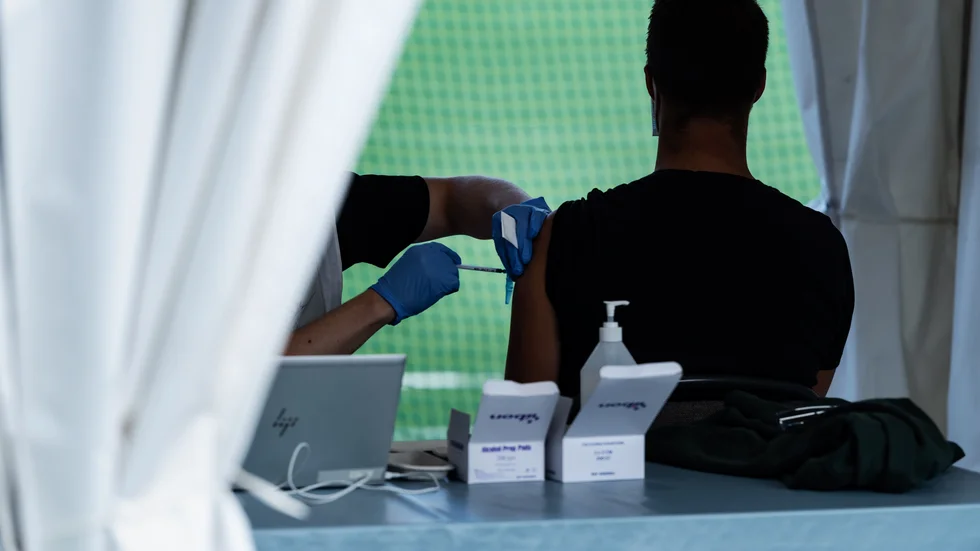 Efterlevnaden till de nationella vaccinationsprogrammen är generellt sett hög i Sverige, skriver bland andra Jonas Karlberg (V), ordförande, utskottet för primärvård och tandvård.