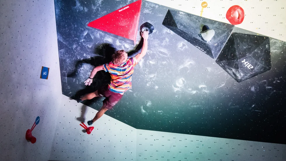Kristoffer Lindbäck klättrade till sig ett brons i helgens SM-tävling. Denna bild är från boulderingdelen i söndagens kombinerade tävling där han slutade fyra.