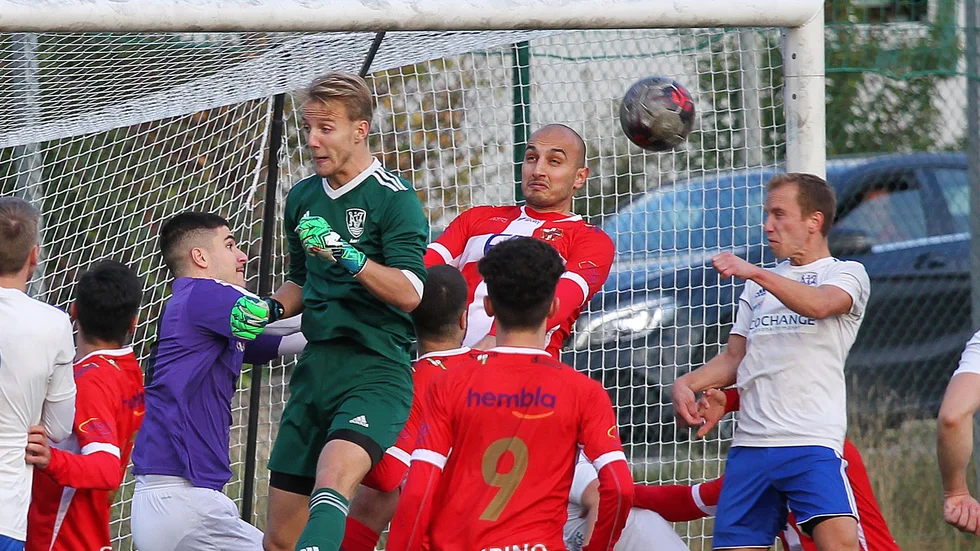 Danny Hansson på väg att göra segermålet som skickade upp Åby i division 3.