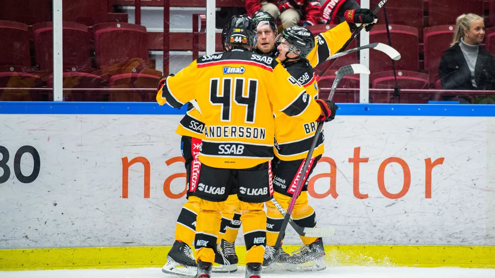 Juhani Tyrväinen kramas om efter segermålet.