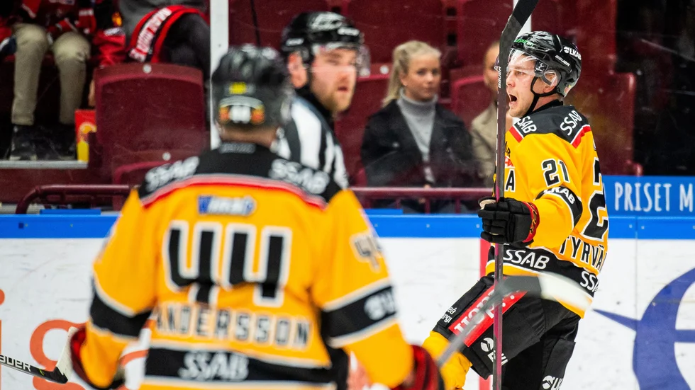 Luleås Juhani Tyrväinen jublar efter att han gjort 2–1.