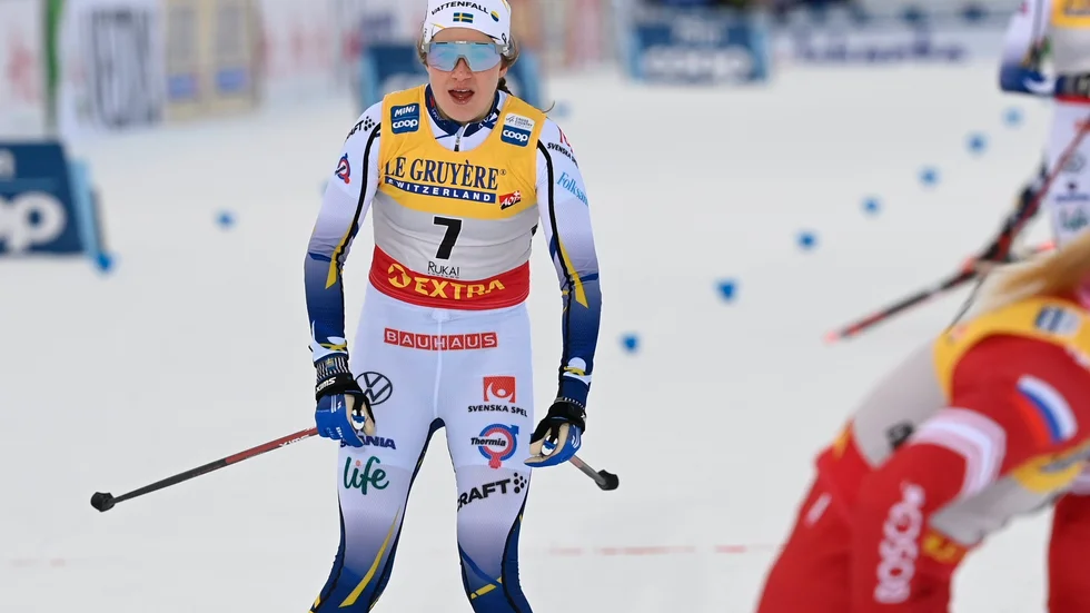 Ebba Andersson går i mål under världscuptävlingen i Ruka 2020. Arkivbild.