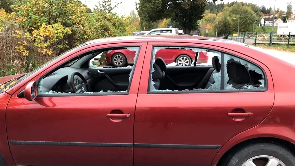En av de parkerade bilarna, som under torsdagsnatten slogs sönder, stod längs Vimmerbyvägen i Kisa.
