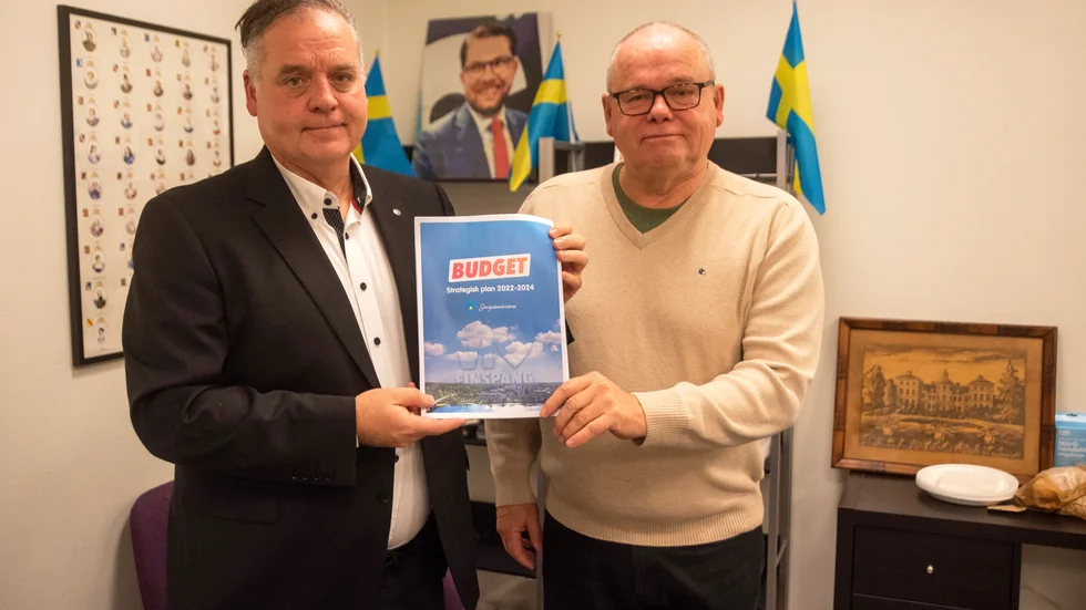 Torgny Maurer och Kai Hallgren med Sverigedemokraterna i Finspångs budgetförslag i sina händer.
