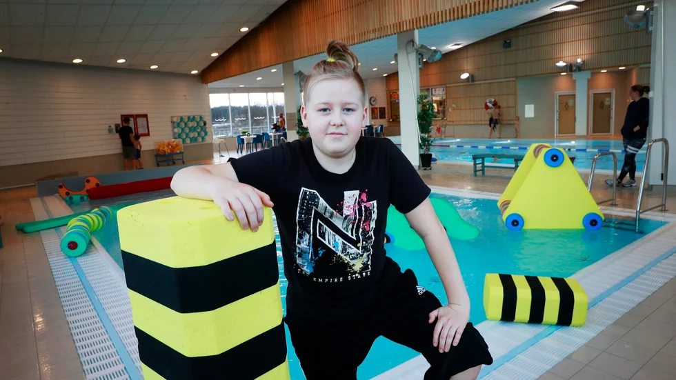 Kevin Rydemark uppmärksammade hur en man i simhallen inte verkade må bra. Tack vare hans ingripande så kunde mannens blodsockervärde stabiliseras.