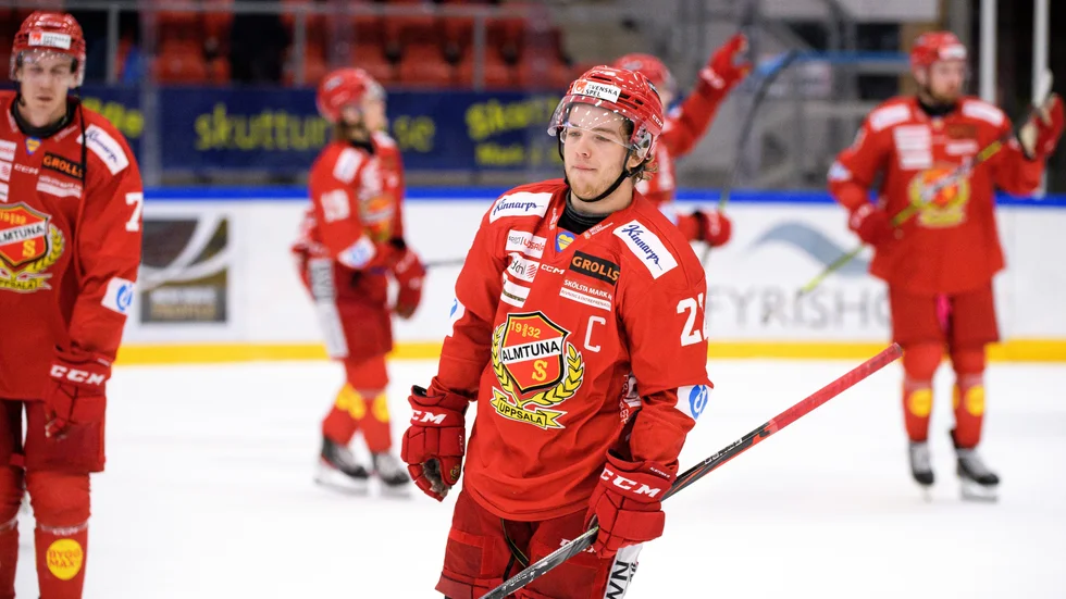 Emil Berglund blev en av Almtunas målskyttar mot Björklöven men drog även på sig matchstraff. Arkivbild