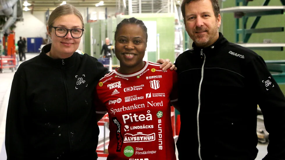 Faith Ikidi Michael stannar i Piteå. Dels för att spela fotboll, men också för att jobba. I veckan påbörjar backstjärnan en anställning på Podcomp i Öjebyn. Här står hon mellan företagets produktionsledare Therese Berggren och Nicklas Häggbom.