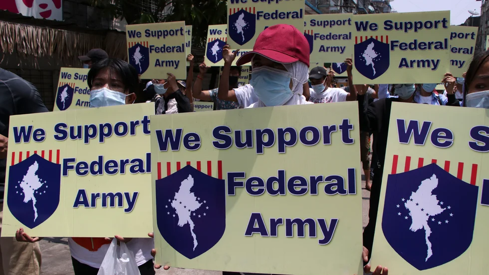 Demonstranter stöttar idén om en federal armé under en protest i Yangon onsdags.