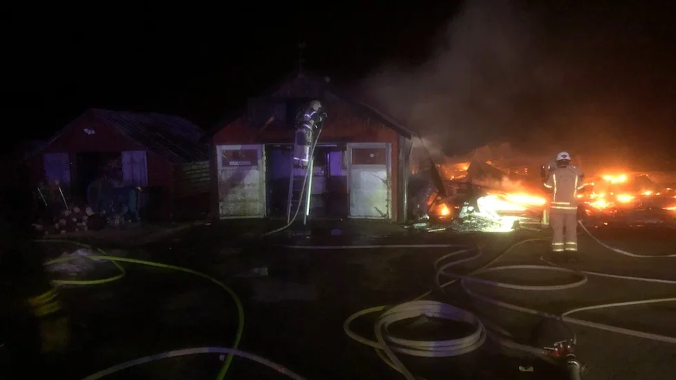 En garagebrand bröt ut vid Brattknabben utanför Piteå under natten mot lördag.