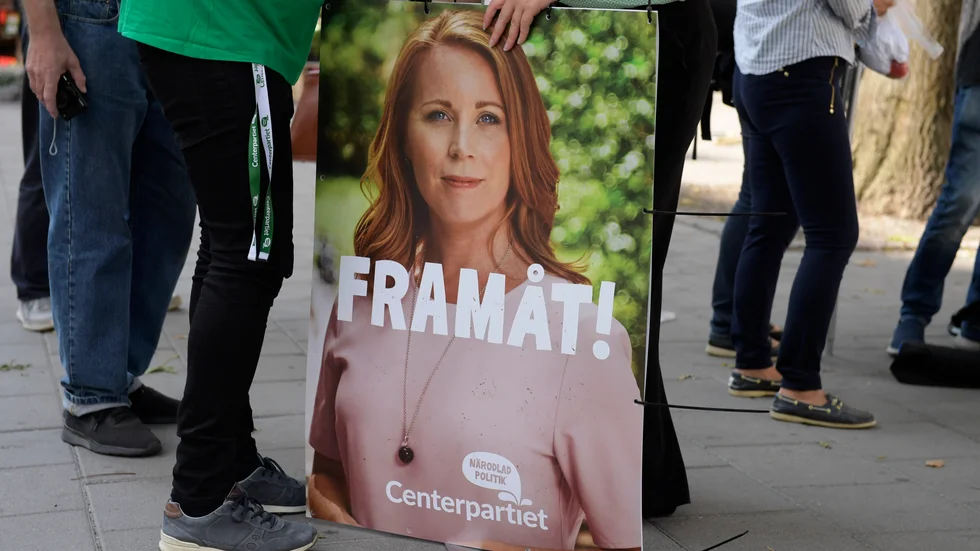 "Vi kan gissa oss till att det är svårt att vara ung och driven politiker i ett parti som helt fokuserar på partiledaren i sin kommunikation", skriver ledarskribenten, som reagerat över flera avhopp inom Centerpartiet.