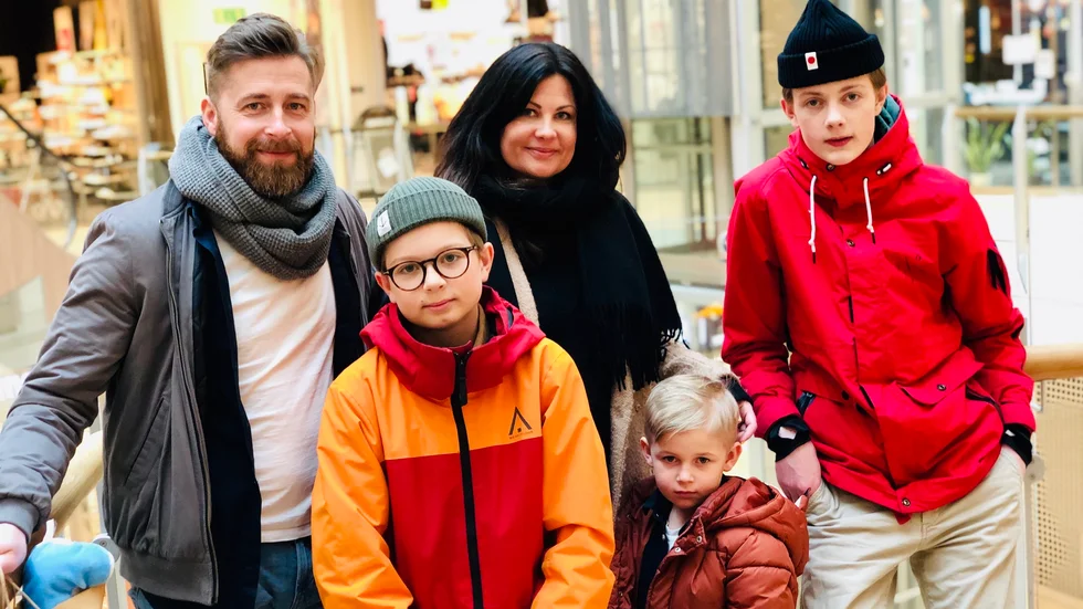 Det här Arvidsjaurgänget gjorde stan i Piteå. Från vänster Klas Eriksson, Ebbe Glad, Angelica Glad, Frank Eriksson Glad och Wille Glad. "Vi ska hämta en bil på verkstan och då passade vi på att gå på stan. Vi ska äta på Pinchos och promenera förbi en vän som köpt ett hus", sa Angelica Glad