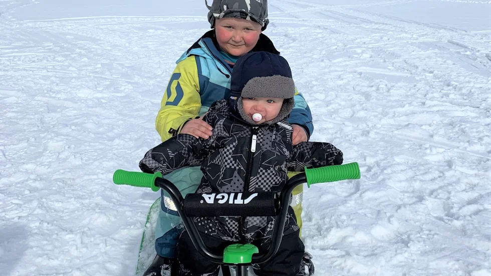 Herbert och lilla Ebba bobbar på Storavan.