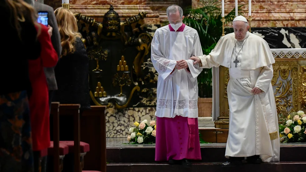 Påve Franciskus, till höger, fotograferad vid påskdagsmässan i Peterskyrkan i Vatikanen i Rom.