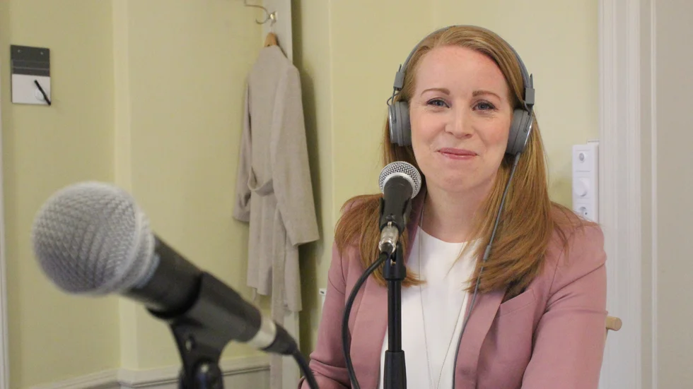 Annie Lööf leder Centerpartiet. Hon är kanske inte helt i mitten av svensk politik. Men hon är mitt i en intrigfull politisk konflikt. Bilden är från Lööfs medverkan i podden "Widar Möter." Lyssna där poddar finns. 