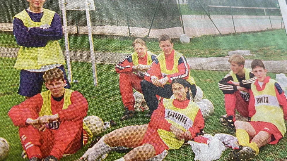 Kuriren för 25 år sedan: Kortbyxor och grönt gräs bjöd Italien på och bara det var naturligtvis en höjdare för KSK:s fotbollsjuniorer, fr v Lukas Thernborg, Tobias Pettersson, Martin Candestam, Jonas Larsson, Kha Antony, Matti Larsson och Jimmy Jonsson.