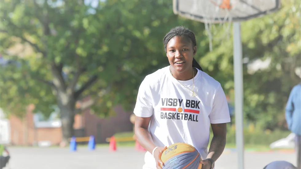 Ace Harrison har förlängt sitt kontrakt med Visby Ladies.