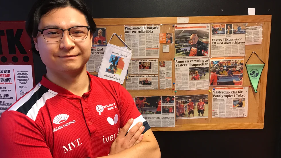 Lee Larsson är fortfarande bara inne på sin första säsong i Västers BTK. Men han känner sig redan hemma bland både ledare och träningsgrupper. I helgen är det dubbla hemmamatcher i superettan i Motala sporthall.