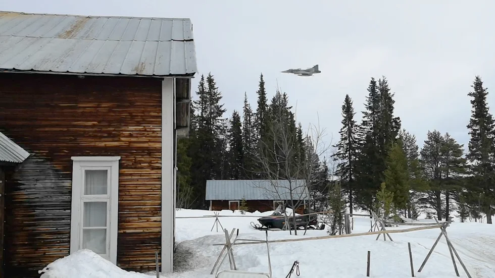 Jetflygplanen kommer gång på gång flygande förbi på låg höjd vid Kjell Sjunkas hus i Vuojatnjarka. "Man hör dem inte komma innan de är rätt över en. Den här hann jag filma för de kom med fem minuters mellanrum", säger han.