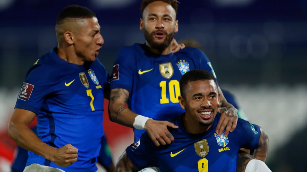 Brasiliens Neymar firar sitt mål mot Paraguay med lagkamraterna Richarlison och Gabriel Jesus.