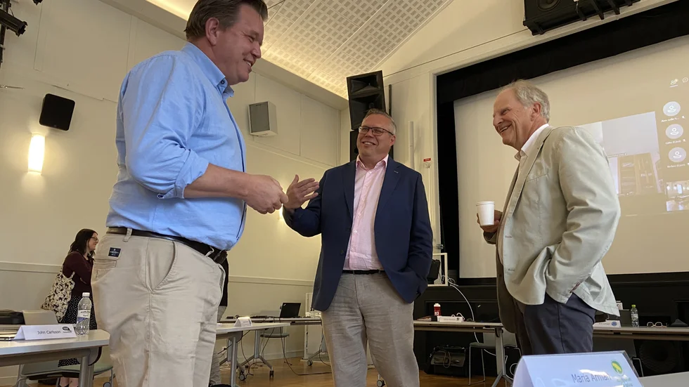 Glada miner på denna bild från 2021 på Magnus Johansson (S), Daniel Portnoff (M) och Tommy Fogelberg (V). Men bakom kulisserna i Trosa kommun har enligt de rödgröna ett smutsigt spel pågått.