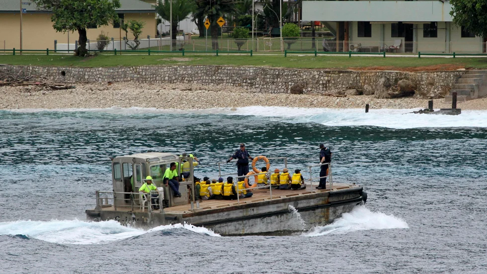 Asylsökande förs till Julön där Australien driver läger för migranter. Bilden är från 2013.