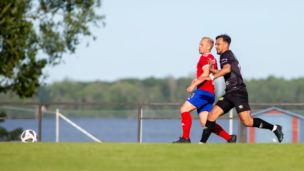 Måns Lindmans Boren spelar mot Grebo under lördagen.