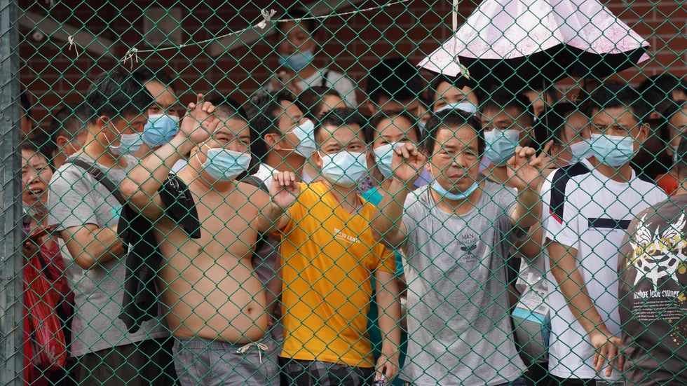 Invånare köar för att göra ett covidtest i ett distrikt i Guangzhou i södra Kina – där myndigheterna är på tårna på grund av ett virusutbrott.