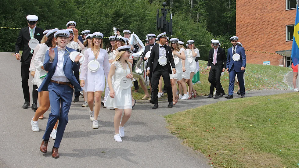 Efter utrop och rusning blev det kramkalas och sedan var det dags att springa ner för slänten mot alla gratulandetna på skolgården. Här NA18A på Platen, eller Naturprogrammet 18a.