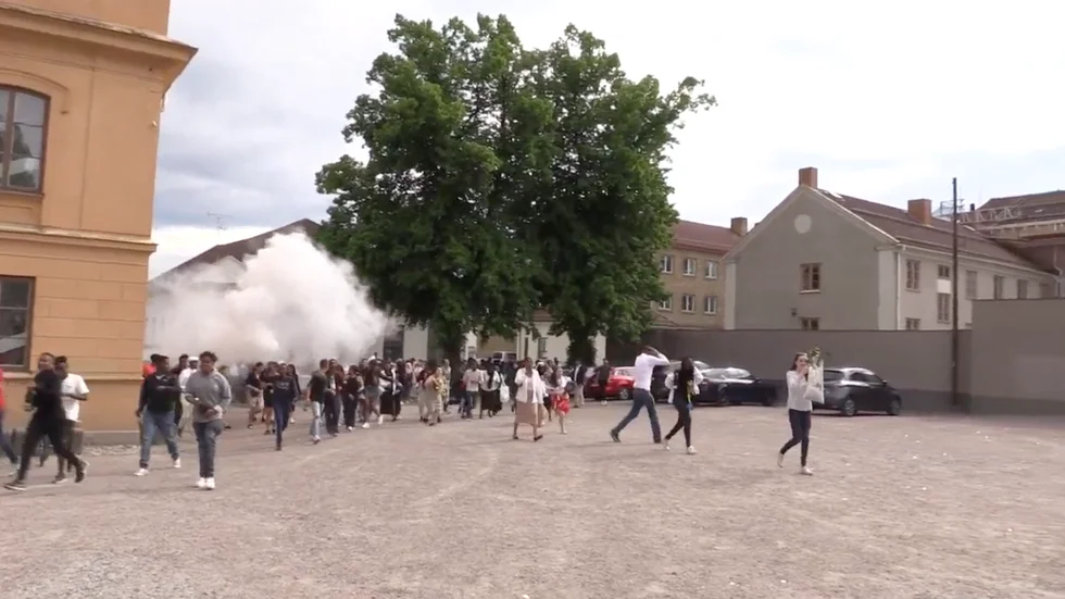 Flera poliser fick rökskum och tillhyggen kastade mot sig under fredagens studentutspring.