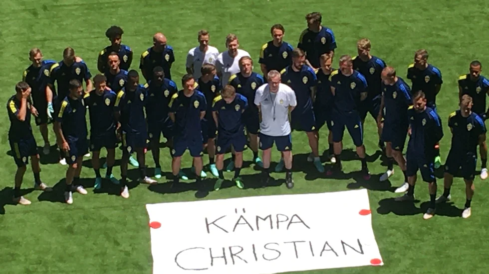 Sveriges fotbollslandslag samlat runt hyllning till Christian Eriksen.