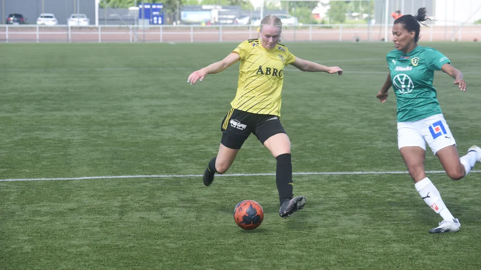 Stina Kägo Bragsjö gjorde ett av Vimmerbys mål i storförlusten mot BK Astrio, som spelades i samband med lagets träningsläger i Skåne.