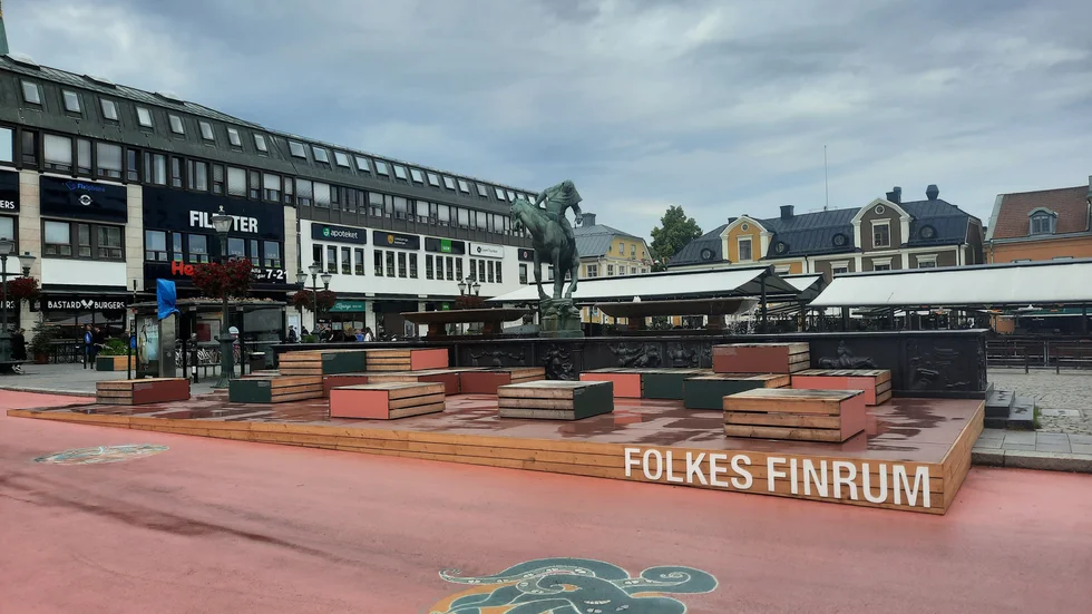Signaturen Linköpingsbo tyckte att Trälådorna vid Stora Torget skymmer Folke Filbyters reliefbilder.