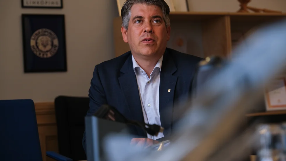 Niklas Borg (M), kommunstyrelsens ordförande i Linköping, fördömer händelserna i Skäggetorp och ifrågasätter samtidigt polisens beslut att ge tillstånd. "Med facit i hand kan man verkligen fundera på om det var rätt beslut", säger han.