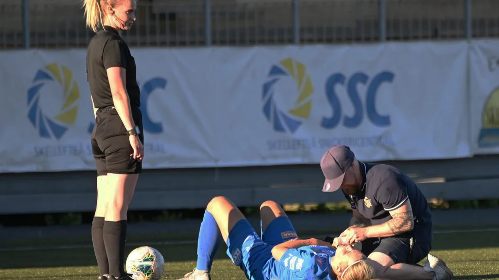 Mimmi Sellström tvingades lämna matchen skadad. Beskedet är försiktigt positivt – armen är inte bruten.