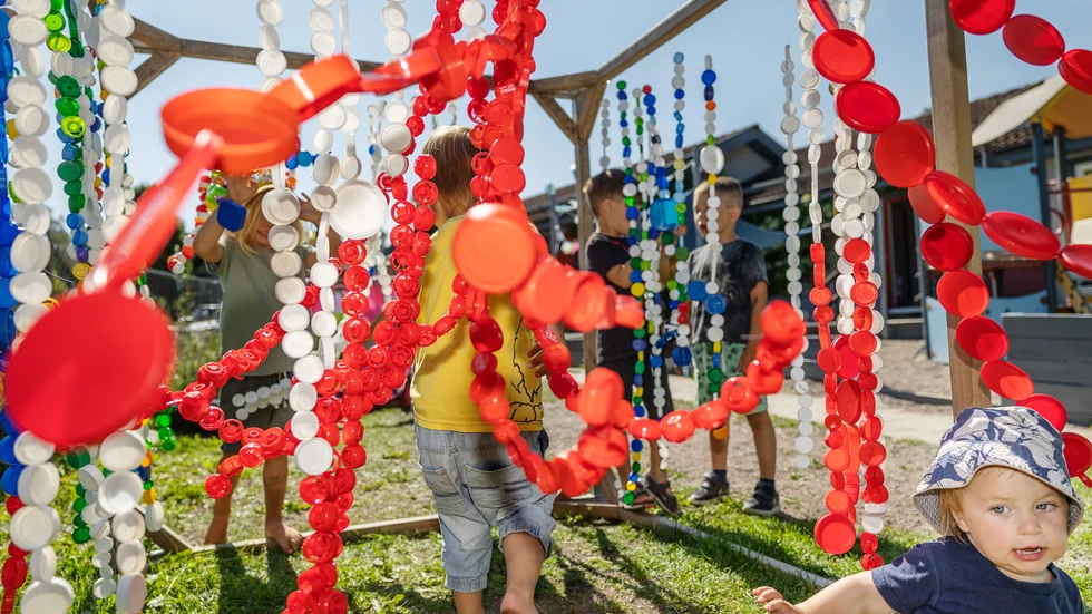 På Myggans förskola finns en kub av hängande korkar som barnen leker i. Tage Gröndal far omkull men reser sig glatt utan minsta pip.